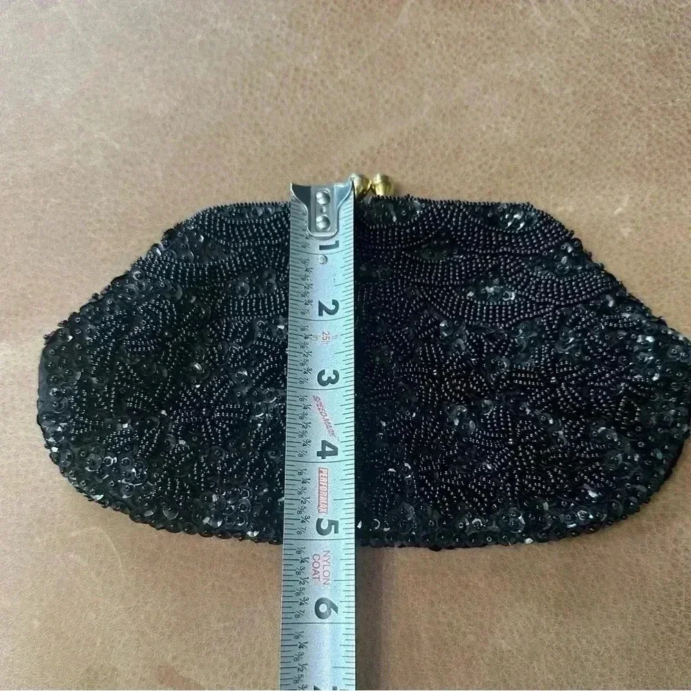 A SAFCO BAG Black Beaded and Sequin Kiss Closure Clutch